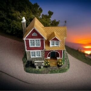 NIB Vintage House Figurine Riverside Lodge Liberty Falls Collectible Monument